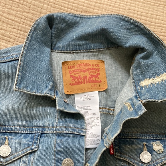 NWOT! Levi’s denim jacket - distressed details . Size US S (8-10 years old) - Picture 4 of 5